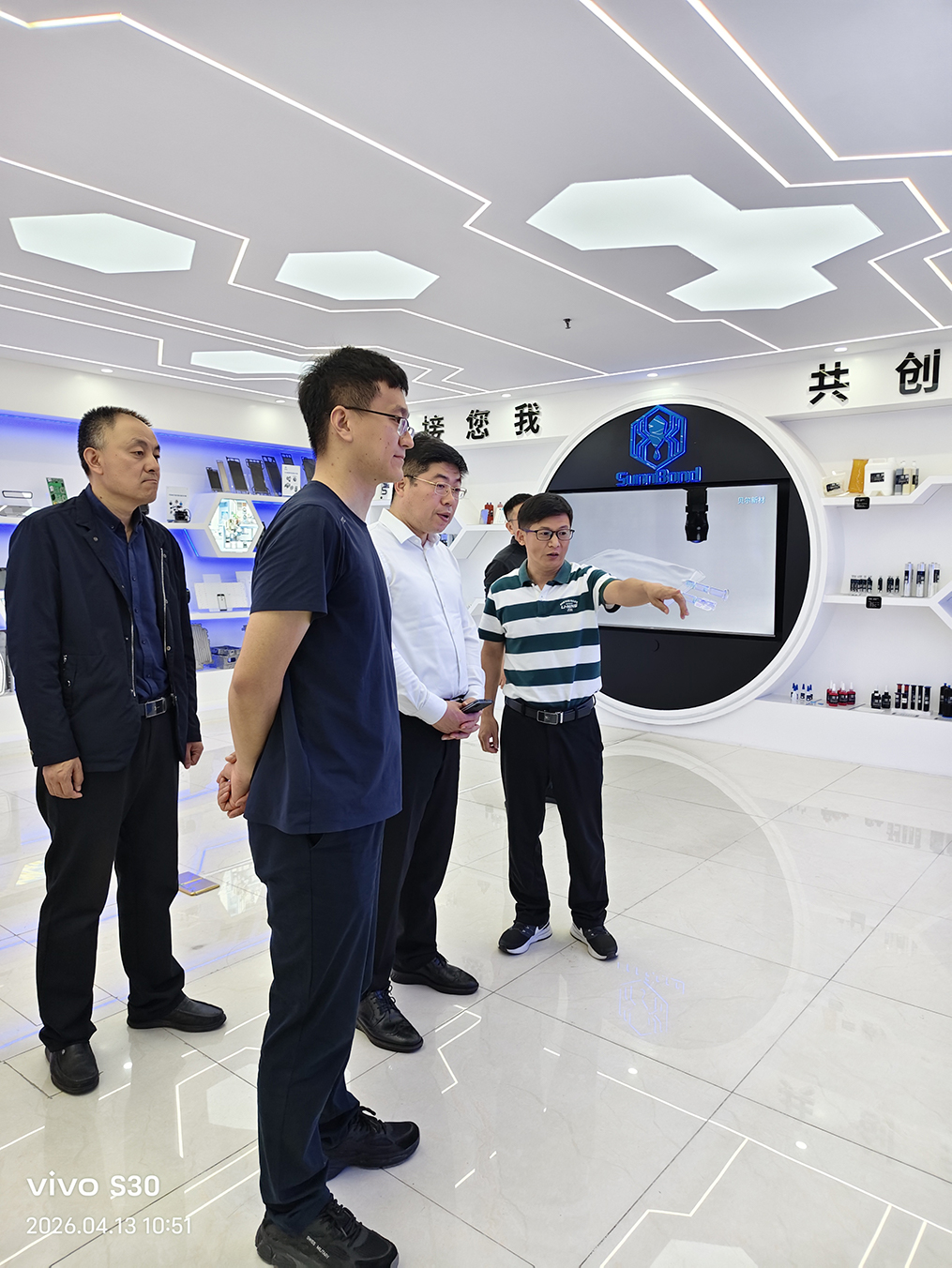 烟台大学领导一行莅临伟昌电子深圳子公司参观交流